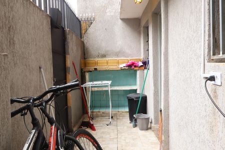 Casa à venda com 100m², 3 quartos e 2 vagasÁrea de serviço - casa rua lateral