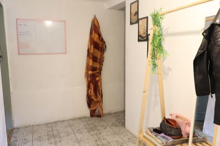 Casa à venda com 100m², 3 quartos e 2 vagasCorredor da casa - rua lateral