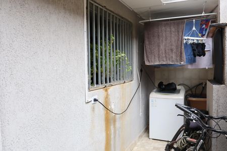 Casa à venda com 100m², 3 quartos e 2 vagasÁrea de serviço - casa rua lateral