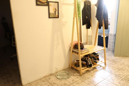 Casa à venda com 100m², 3 quartos e 2 vagasCorredor da casa - rua lateral