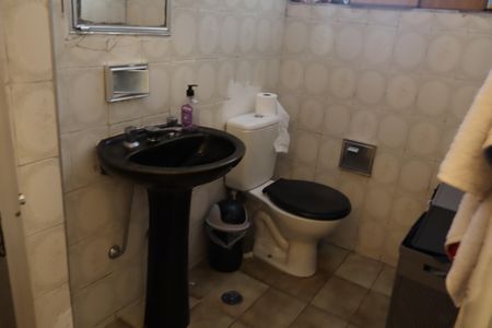 Casa à venda com 100m², 3 quartos e 2 vagasBanheiro da casa - rua lateral