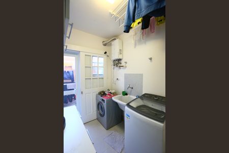 Casa de condomínio à venda com 400m², 4 quartos e 3 vagas Casa de condomínio à venda com 400m², 4 quartos e 3 vagasÁrea de Serviço