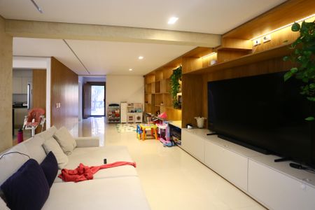 Casa de condomínio à venda com 400m², 4 quartos e 3 vagas Casa de condomínio à venda com 400m², 4 quartos e 3 vagasSala