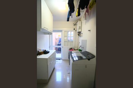 Casa de condomínio à venda com 400m², 4 quartos e 3 vagas Casa de condomínio à venda com 400m², 4 quartos e 3 vagasÁrea de Serviço