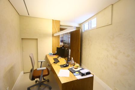 Casa de condomínio à venda com 400m², 4 quartos e 3 vagas Casa de condomínio à venda com 400m², 4 quartos e 3 vagasEscritório