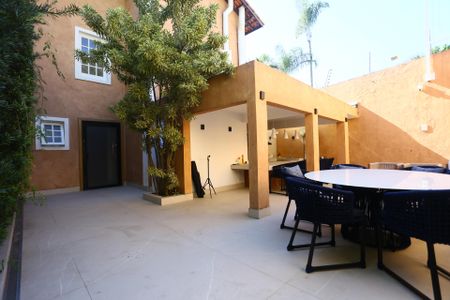 Casa de condomínio à venda com 400m², 4 quartos e 3 vagas Casa de condomínio à venda com 400m², 4 quartos e 3 vagasQuintal