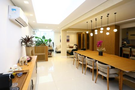 Casa de condomínio à venda com 400m², 4 quartos e 3 vagas Casa de condomínio à venda com 400m², 4 quartos e 3 vagasSala