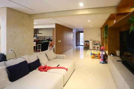 Casa de condomínio à venda com 400m², 4 quartos e 3 vagas Casa de condomínio à venda com 400m², 4 quartos e 3 vagasSala