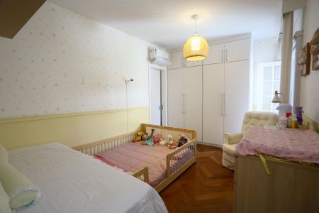 Casa de condomínio à venda com 400m², 4 quartos e 3 vagas Casa de condomínio à venda com 400m², 4 quartos e 3 vagasSuíte 2