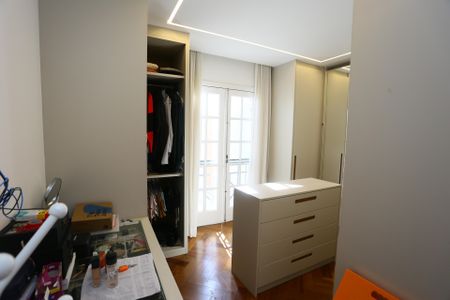 Casa de condomínio à venda com 400m², 4 quartos e 3 vagas Casa de condomínio à venda com 400m², 4 quartos e 3 vagasCloset da suíte 2