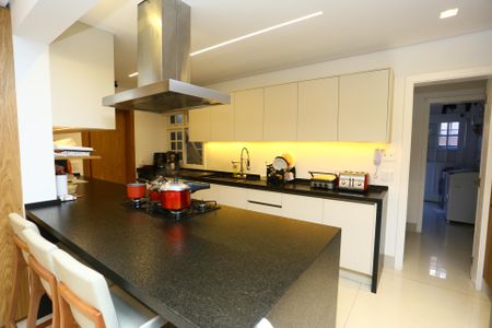 Casa de condomínio à venda com 400m², 4 quartos e 3 vagas Casa de condomínio à venda com 400m², 4 quartos e 3 vagasCozinha