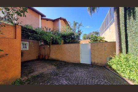 Casa de condomínio à venda com 400m², 4 quartos e 3 vagas Casa de condomínio à venda com 400m², 4 quartos e 3 vagasFachada