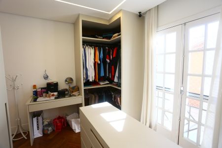 Casa de condomínio à venda com 400m², 4 quartos e 3 vagas Casa de condomínio à venda com 400m², 4 quartos e 3 vagasCloset da suíte 2