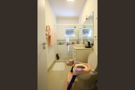 Casa de condomínio à venda com 400m², 4 quartos e 3 vagas Casa de condomínio à venda com 400m², 4 quartos e 3 vagasBanheiro da Suíte 2