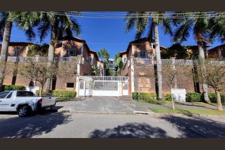 Casa de condomínio à venda com 400m², 4 quartos e 3 vagas Casa de condomínio à venda com 400m², 4 quartos e 3 vagasFachada