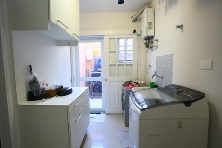 Casa de condomínio à venda com 400m², 4 quartos e 3 vagas Casa de condomínio à venda com 400m², 4 quartos e 3 vagasÁrea de Serviço