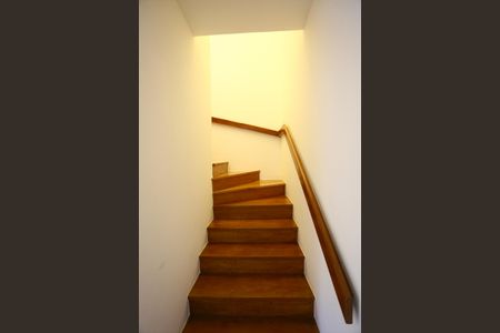 Casa de condomínio à venda com 400m², 4 quartos e 3 vagas Casa de condomínio à venda com 400m², 4 quartos e 3 vagasEscada