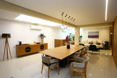 Casa de condomínio à venda com 400m², 4 quartos e 3 vagas Casa de condomínio à venda com 400m², 4 quartos e 3 vagasSala