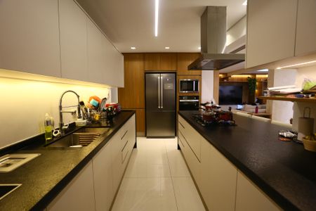 Casa de condomínio à venda com 400m², 4 quartos e 3 vagas Casa de condomínio à venda com 400m², 4 quartos e 3 vagasCozinha