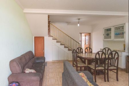 Casa à venda com 240m², 3 quartos e 4 vagasSala