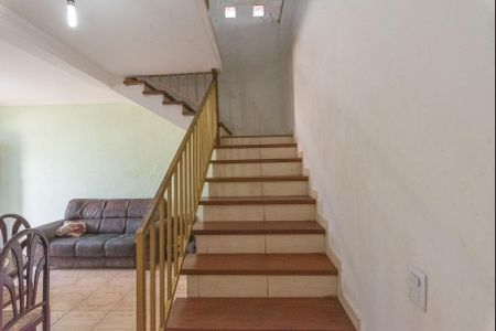 Casa à venda com 240m², 3 quartos e 4 vagasEscada