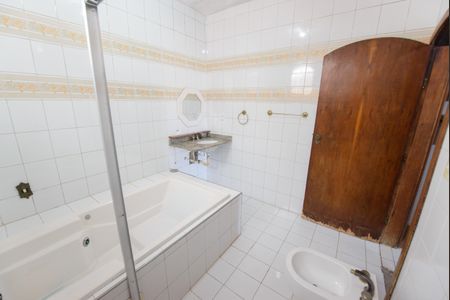 Casa para alugar com 215m², 3 quartos e 4 vagas Casa para alugar com 215m², 3 quartos e 4 vagasBanheiro da Suíte