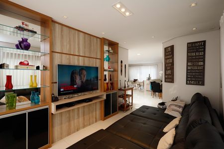 Casa de condomínio à venda com 450m², 4 quartos e 6 vagas Casa de condomínio à venda com 450m², 4 quartos e 6 vagasSala de TV