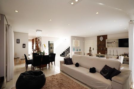 Casa de condomínio à venda com 450m², 4 quartos e 6 vagas Casa de condomínio à venda com 450m², 4 quartos e 6 vagasSala