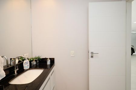 Casa de condomínio à venda com 450m², 4 quartos e 6 vagas Casa de condomínio à venda com 450m², 4 quartos e 6 vagasLavabo 3