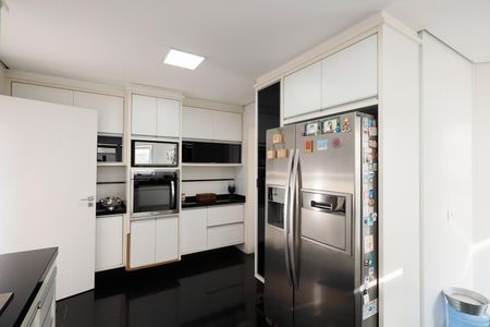 Casa de condomínio à venda com 450m², 4 quartos e 6 vagas Casa de condomínio à venda com 450m², 4 quartos e 6 vagasCozinha - Armários