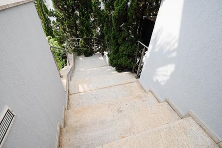 Casa de condomínio à venda com 450m², 4 quartos e 6 vagas Casa de condomínio à venda com 450m², 4 quartos e 6 vagasEscada