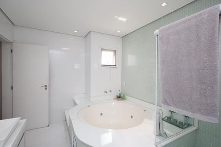 Casa de condomínio à venda com 450m², 4 quartos e 6 vagas Casa de condomínio à venda com 450m², 4 quartos e 6 vagasBanheiro da Suíte 1