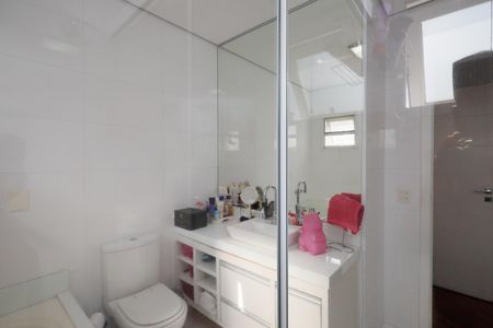 Casa de condomínio à venda com 450m², 4 quartos e 6 vagas Casa de condomínio à venda com 450m², 4 quartos e 6 vagasBanheiro da Suíte 2