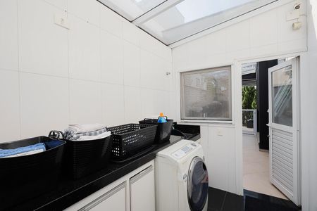 Casa de condomínio à venda com 450m², 4 quartos e 6 vagas Casa de condomínio à venda com 450m², 4 quartos e 6 vagasÁrea de Serviço