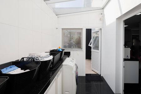 Casa de condomínio à venda com 450m², 4 quartos e 6 vagas Casa de condomínio à venda com 450m², 4 quartos e 6 vagasÁrea de Serviço