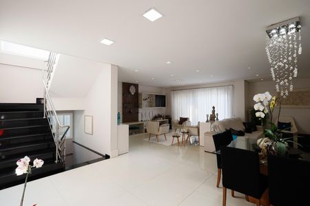 Casa de condomínio à venda com 450m², 4 quartos e 6 vagas Casa de condomínio à venda com 450m², 4 quartos e 6 vagasSala