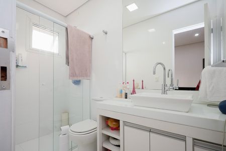 Casa de condomínio à venda com 450m², 4 quartos e 6 vagas Casa de condomínio à venda com 450m², 4 quartos e 6 vagasBanheiro da Suíte 4