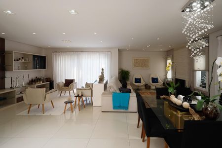 Casa de condomínio à venda com 450m², 4 quartos e 6 vagas Casa de condomínio à venda com 450m², 4 quartos e 6 vagasSala