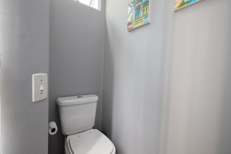 Casa de condomínio à venda com 450m², 4 quartos e 6 vagas Casa de condomínio à venda com 450m², 4 quartos e 6 vagasLavabo 2