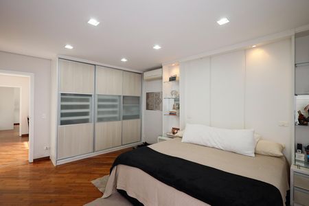 Casa de condomínio à venda com 450m², 4 quartos e 6 vagas Casa de condomínio à venda com 450m², 4 quartos e 6 vagasSuíte 1