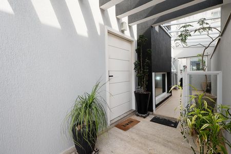 Casa de condomínio à venda com 450m², 4 quartos e 6 vagas Casa de condomínio à venda com 450m², 4 quartos e 6 vagasEntrada