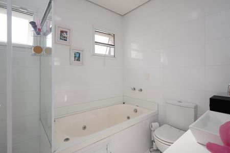 Casa de condomínio à venda com 450m², 4 quartos e 6 vagas Casa de condomínio à venda com 450m², 4 quartos e 6 vagasBanheiro da Suíte 2