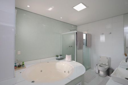 Casa de condomínio à venda com 450m², 4 quartos e 6 vagas Casa de condomínio à venda com 450m², 4 quartos e 6 vagasBanheiro da Suíte 1