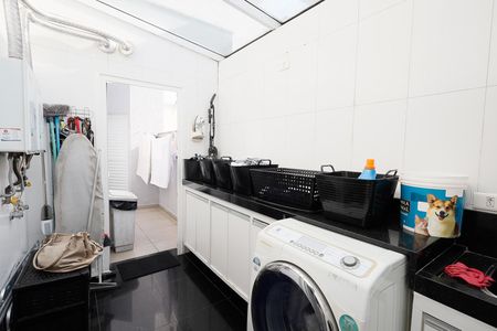 Casa de condomínio à venda com 450m², 4 quartos e 6 vagas Casa de condomínio à venda com 450m², 4 quartos e 6 vagasÁrea de Serviço