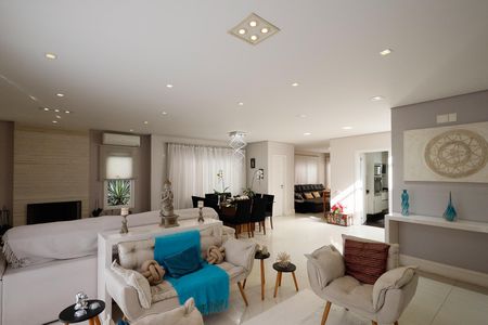 Casa de condomínio à venda com 450m², 4 quartos e 6 vagas Casa de condomínio à venda com 450m², 4 quartos e 6 vagasSala