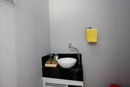 Casa de condomínio à venda com 450m², 4 quartos e 6 vagas Casa de condomínio à venda com 450m², 4 quartos e 6 vagasLavabo 2