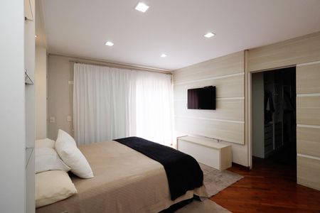 Casa de condomínio à venda com 450m², 4 quartos e 6 vagas Casa de condomínio à venda com 450m², 4 quartos e 6 vagasSuíte 1