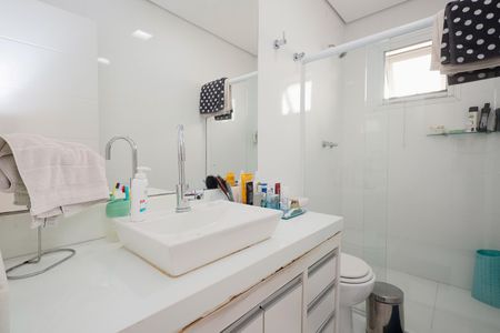 Casa de condomínio à venda com 450m², 4 quartos e 6 vagas Casa de condomínio à venda com 450m², 4 quartos e 6 vagasBanheiro da Suíte 3