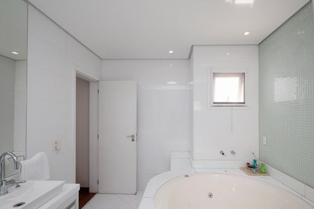 Casa de condomínio à venda com 450m², 4 quartos e 6 vagas Casa de condomínio à venda com 450m², 4 quartos e 6 vagasBanheiro da Suíte 1