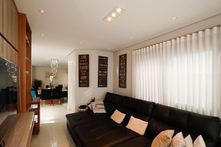 Casa de condomínio à venda com 450m², 4 quartos e 6 vagas Casa de condomínio à venda com 450m², 4 quartos e 6 vagasSala de TV